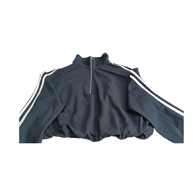 How should the hem curve of a women's stand collar long sleeve shirt be designed to fit the body curve?